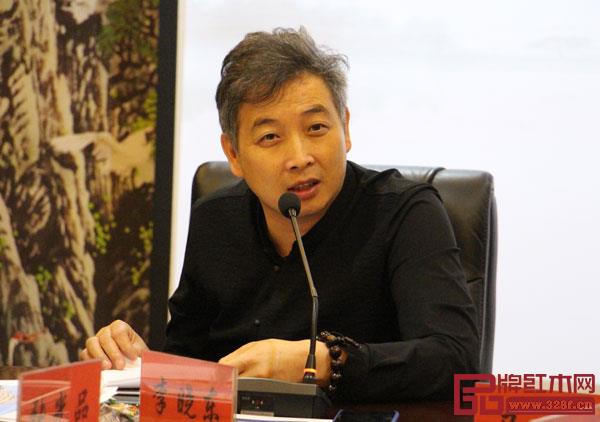 浙江省紅木產(chǎn)業(yè)協(xié)會會長李曉東致辭 浙江省紅木產(chǎn)業(yè)協(xié)會會長李曉東致辭