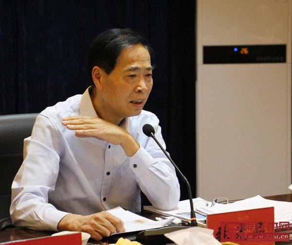 浙江省紅木產(chǎn)業(yè)協(xié)會黨支部書記、秘書長張光品在會議上解答“新時代背景下,紅木家具企業(yè)如何進行管理升級” 浙江省紅木產(chǎn)業(yè)協(xié)會黨支部書記、秘書長張光品在會議上解答“新時代背景下,紅木家具企業(yè)如何進行管理升級”