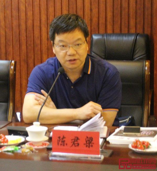 東陽市市場監(jiān)督管理局總工程師陳君梁在講話時肯定了御乾堂紅木在企業(yè)管理改革上的成績 東陽市市場監(jiān)督管理局總工程師陳君梁在講話時肯定了御乾堂紅木在企業(yè)管理改革上的成績