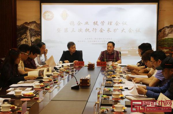御乾堂紅木董事長馬海軍(前排右)在會議上致辭 御乾堂紅木董事長馬海軍(前排右)在會議上致辭