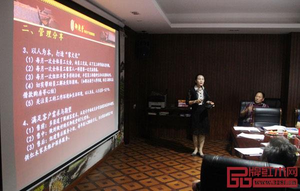 御乾堂紅木總經(jīng)理馬姣姣在會議上分享御乾堂紅木管理改革經(jīng)驗 御乾堂紅木總經(jīng)理馬姣姣在會議上分享御乾堂紅木管理改革經(jīng)驗