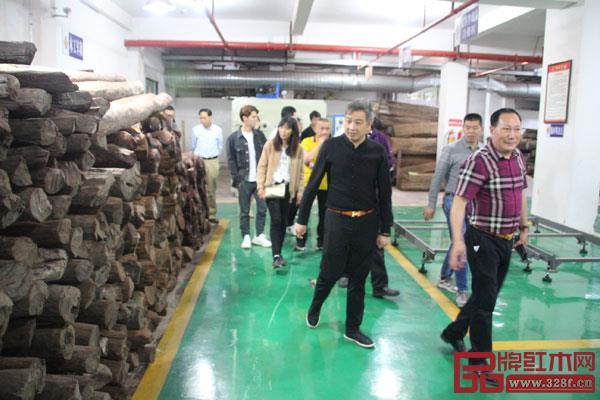 在御乾堂紅木董事長馬海軍的陪同下,各參會人員率先參觀了御乾堂紅木工廠,深入了解企業(yè)的優(yōu)勢管理 在御乾堂紅木董事長馬海軍的陪同下,各參會人員率先參觀了御乾堂紅木工廠,深入了解企業(yè)的優(yōu)勢管理