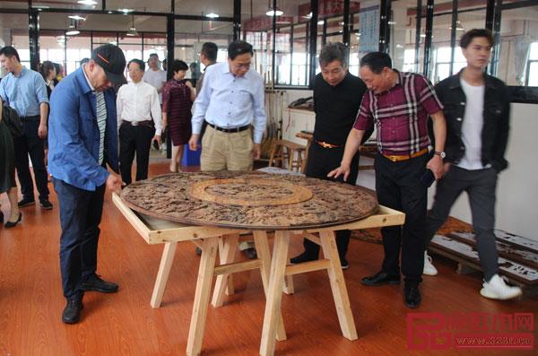 在御乾堂紅木董事長馬海軍的陪同下,各參會人員率先參觀了御乾堂紅木工廠,深入了解企業(yè)的優(yōu)勢管理 在御乾堂紅木董事長馬海軍的陪同下,各參會人員率先參觀了御乾堂紅木工廠,深入了解企業(yè)的優(yōu)勢管理