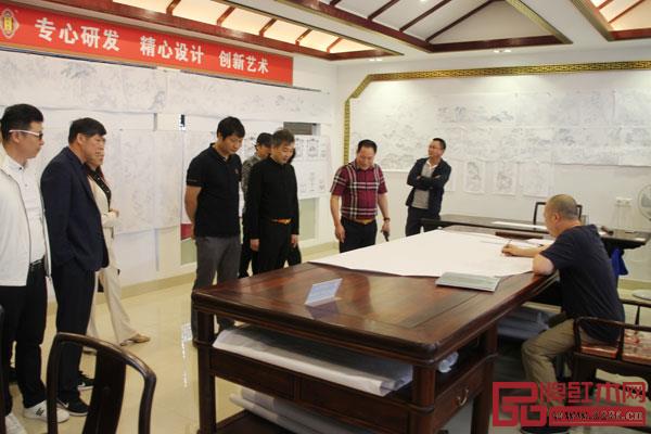 在御乾堂紅木董事長馬海軍的陪同下,各參會人員率先參觀了御乾堂紅木工廠,深入了解企業(yè)的優(yōu)勢管理 在御乾堂紅木董事長馬海軍的陪同下,各參會人員率先參觀了御乾堂紅木工廠,深入了解企業(yè)的優(yōu)勢管理