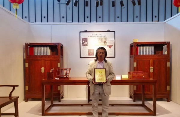 伍炳亮作品獲首屆“白鶴杯”工藝美術(shù)大賽金鼎獎