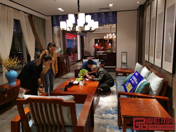 中信紅木居境標(biāo)準(zhǔn)店落戶四川瀘州,開業(yè)首日營業(yè)額即破百萬大關(guān) 中信紅木居境標(biāo)準(zhǔn)店落戶四川瀘州,開業(yè)首日營業(yè)額即破百萬大關(guān)