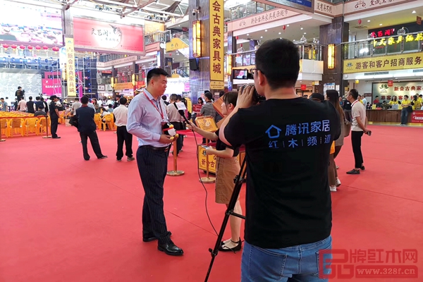 居典紅木董事長(zhǎng)尹付林正接受騰訊家居與品牌紅木的現(xiàn)場(chǎng)采訪 居典紅木董事長(zhǎng)尹付林正接受騰訊家居與品牌紅木的現(xiàn)場(chǎng)采訪