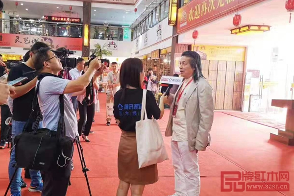 伍炳亮正在接受騰訊家居與品牌紅木的現(xiàn)場采訪 伍炳亮正在接受騰訊家居與品牌紅木的現(xiàn)場采訪