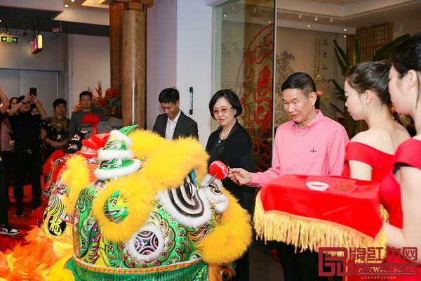 區(qū)氏家具董事長(zhǎng)區(qū)勝春、總經(jīng)理區(qū)錦澤,收藏家樸今淑為醒獅點(diǎn)睛 區(qū)氏家具董事長(zhǎng)區(qū)勝春、總經(jīng)理區(qū)錦澤,收藏家樸今淑為醒獅點(diǎn)睛