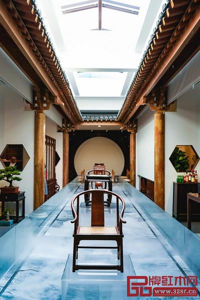 區(qū)氏家具(深圳)生活藝術(shù)空間借鑒蘇州園林的經(jīng)典元素,融情、景、物于一體 區(qū)氏家具(深圳)生活藝術(shù)空間借鑒蘇州園林的經(jīng)典元素,融情、景、物于一體