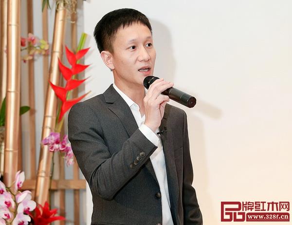 區(qū)氏家具總經(jīng)理區(qū)錦澤在揭牌儀式上致辭 區(qū)氏家具總經(jīng)理區(qū)錦澤在揭牌儀式上致辭