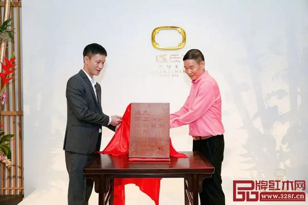 區(qū)氏家具董事長(zhǎng)區(qū)勝春(右)、總經(jīng)理區(qū)錦澤共同為區(qū)氏家具(深圳)生活藝術(shù)空間揭牌 區(qū)氏家具董事長(zhǎng)區(qū)勝春(右)、總經(jīng)理區(qū)錦澤共同為區(qū)氏家具(深圳)生活藝術(shù)空間揭牌