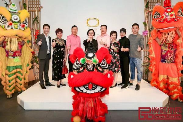 嘉賓們紛紛和舞獅合影 嘉賓們紛紛和舞獅合影