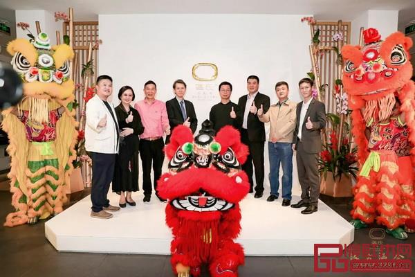 嘉賓們紛紛和舞獅合影 嘉賓們紛紛和舞獅合影