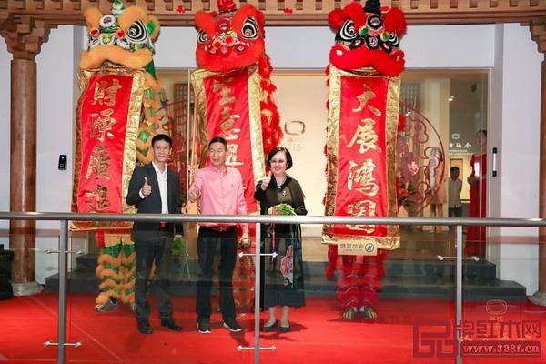 嘉賓們紛紛和舞獅合影 嘉賓們紛紛和舞獅合影