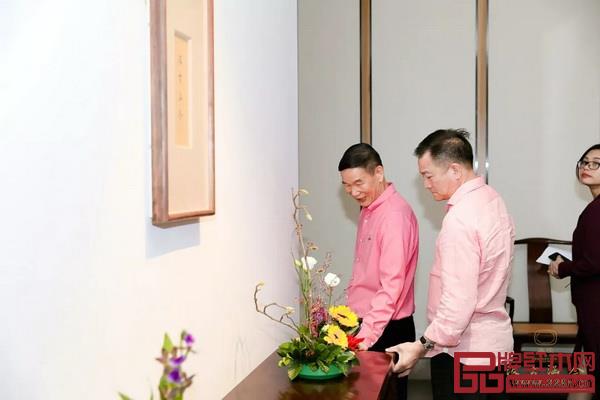 收藏愛(ài)好者齊聚一堂,共慶區(qū)氏家具(深圳)生活藝術(shù)空間揭牌 收藏愛(ài)好者齊聚一堂,共慶區(qū)氏家具(深圳)生活藝術(shù)空間揭牌