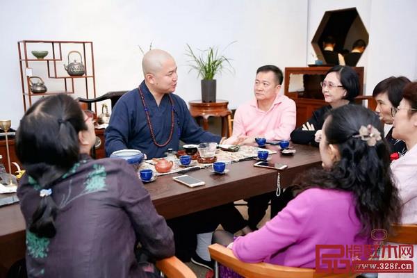 收藏愛(ài)好者齊聚一堂,共慶區(qū)氏家具(深圳)生活藝術(shù)空間揭牌 收藏愛(ài)好者齊聚一堂,共慶區(qū)氏家具(深圳)生活藝術(shù)空間揭牌