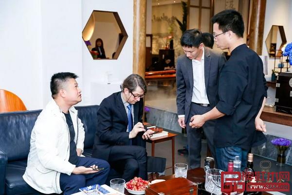 收藏愛(ài)好者齊聚一堂,共慶區(qū)氏家具(深圳)生活藝術(shù)空間揭牌 收藏愛(ài)好者齊聚一堂,共慶區(qū)氏家具(深圳)生活藝術(shù)空間揭牌