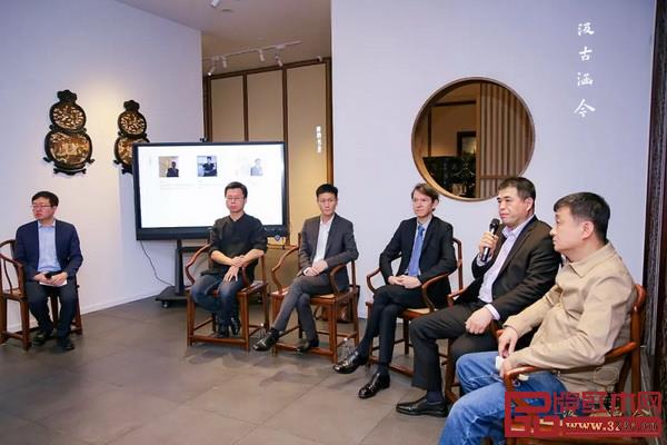 “東西方文化交流與中國(guó)古典家具”主題講座嘉賓合影 “東西方文化交流與中國(guó)古典家具”主題講座嘉賓合影