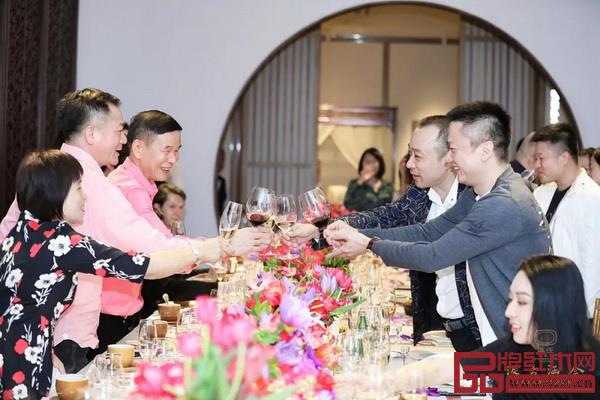 區(qū)氏家具精心準(zhǔn)備的晚宴在區(qū)氏家具(深圳)生活藝術(shù)空間進(jìn)行 區(qū)氏家具精心準(zhǔn)備的晚宴在區(qū)氏家具(深圳)生活藝術(shù)空間進(jìn)行