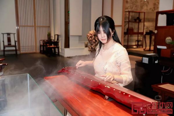 笠君老師演奏了《良宵引》、《酒狂》為活動(dòng)助興 笠君老師演奏了《良宵引》、《酒狂》為活動(dòng)助興