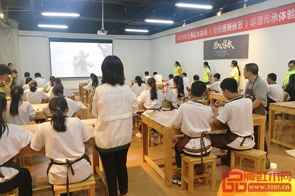 廣大學子在學習紅木雕刻技藝,體驗純粹的生活美學 廣大學子在學習紅木雕刻技藝,體驗純粹的生活美學