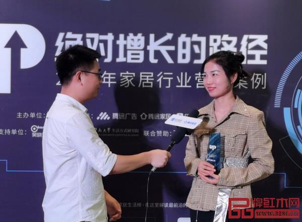 泰和園總裁辦主任張茜(右)接受騰訊家居采訪 泰和園總裁辦主任張茜(右)接受騰訊家居采訪