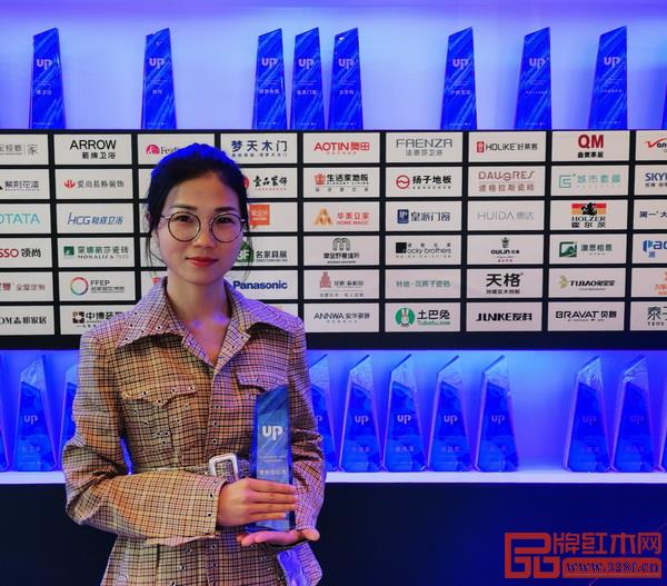 泰和園脫穎而出獲得“2019年度中國家居產業(yè)品牌獎—消費者喜愛品牌”,泰和園總裁辦主任張茜受邀出席峰會并領獎 泰和園脫穎而出獲得“2019年度中國家居產業(yè)品牌獎—消費者喜愛品牌”,泰和園總裁辦主任張茜受邀出席峰會并領獎