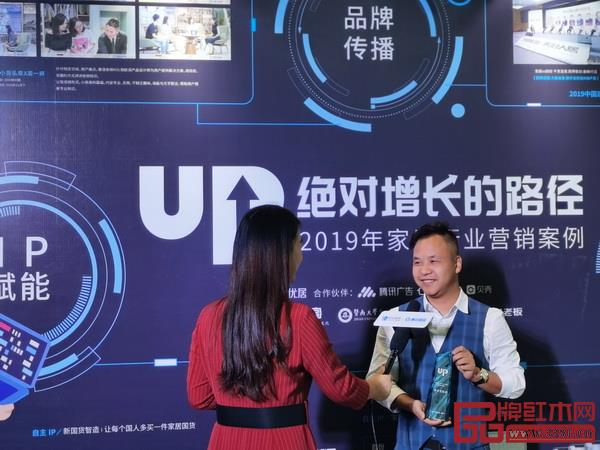 卓木王副董事長杜憲憲(右)接受騰訊家居采訪 卓木王副董事長杜憲憲(右)接受騰訊家居采訪