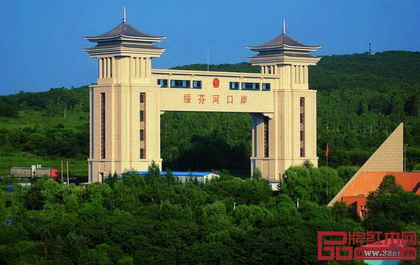 今年前三季度,綏芬河口岸共發(fā)運(yùn)“哈綏俄亞”班列53列,共5666個(gè)標(biāo)箱,貨值5.10億元,貨量8.50萬(wàn)噸 今年前三季度,綏芬河口岸共發(fā)運(yùn)“哈綏俄亞”班列53列,共5666個(gè)標(biāo)箱,貨值5.10億元,貨量8.50萬(wàn)噸