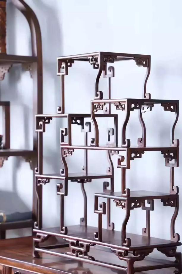 鑒賞紅木家具近看工藝 還有人體驗證舒適度