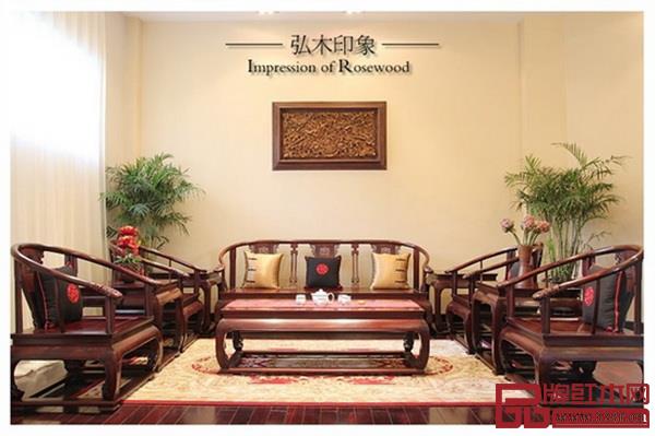 提名理由：憑借著對(duì)海派紅木家具的執(zhí)著，弘木印象以海納百川的胸懷，用精雕細(xì)琢裝點(diǎn)大氣磅礴，融合成最具海派風(fēng)情的家具盛宴。以文化傳承為內(nèi)涵，精巧外顯，光華內(nèi)斂，用近乎嚴(yán)苛的品質(zhì)追求，詮釋皇族貴胄的非凡氣韻，得到眾多消費(fèi)者擁戴。