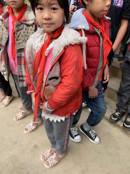 當天當?shù)貧鉁貎H有十多度，但很多孩子還穿著涼鞋，有些孩子還穿著短袖，在寒風中縮著脖子發(fā)抖