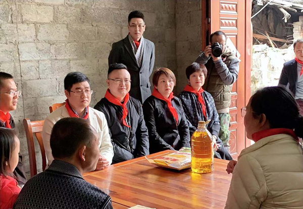 東成紅木愛心助學公益團走訪困難學生家庭，為他們送上了生活物資和慰問金