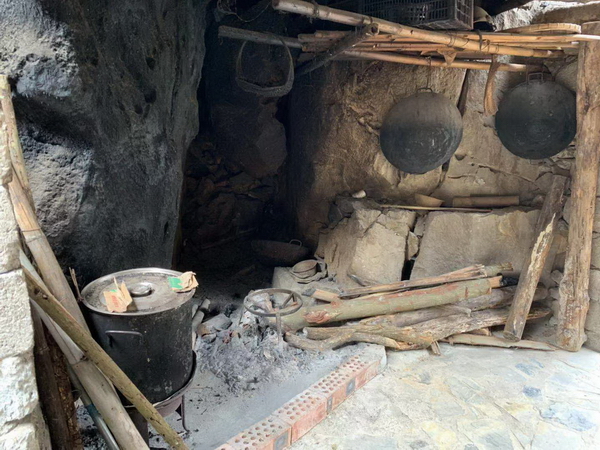 當?shù)匾驗樽匀粭l件的原因，很少耕地，只能種植玉米，產(chǎn)量也十分有限（上圖為當?shù)卮迕竦膹N房）