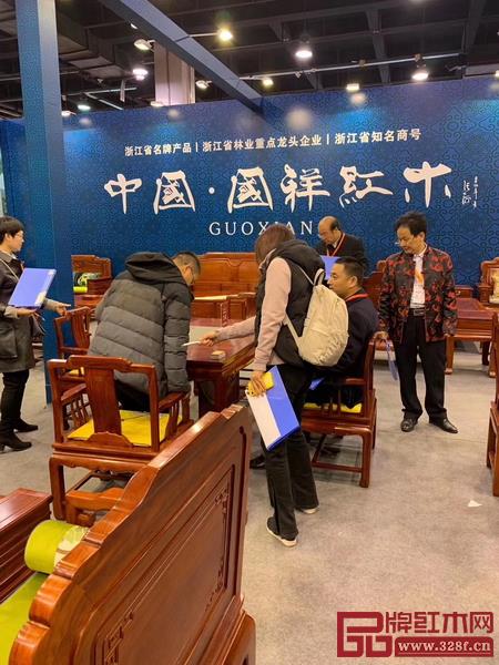國祥紅木攜精品紅木家具亮相杭州精品博覽會(huì).jpg 國祥紅木攜精品紅木家具亮相杭州精品博覽會(huì).jpg