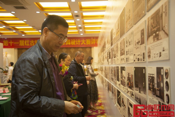 廣東省家具協(xié)會會長王克先生在評審中 廣東省家具協(xié)會會長王克先生在評審中