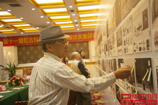 家具行業(yè)資深媒體策劃人王周先生潛心鑒評設(shè)計作品 家具行業(yè)資深媒體策劃人王周先生潛心鑒評設(shè)計作品