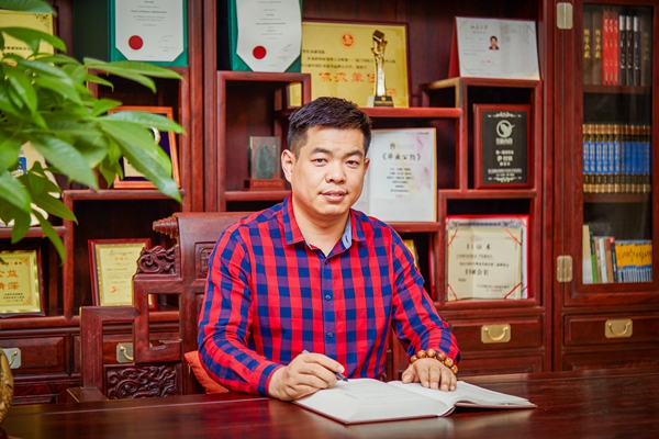 80后學(xué)術(shù)型企業(yè)家尹付林,將“潮”思維注入在傳統(tǒng)紅木行業(yè)中,推動(dòng)“廣作”流派發(fā)展 80后學(xué)術(shù)型企業(yè)家尹付林,將“潮”思維注入在傳統(tǒng)紅木行業(yè)中,推動(dòng)“廣作”流派發(fā)展