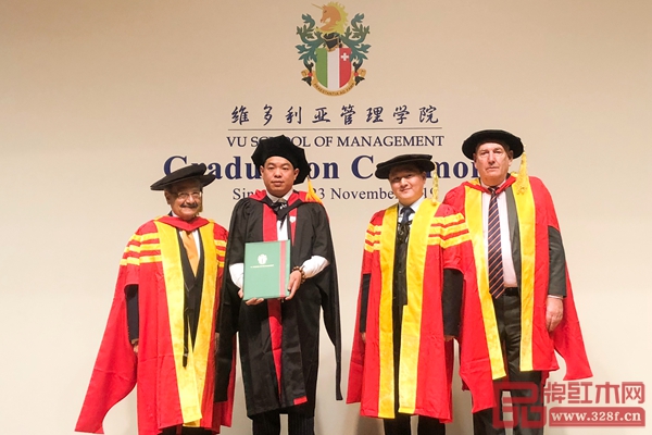 尹付林領(lǐng)取維多利亞國(guó)際商學(xué)院國(guó)際商務(wù)博士學(xué)位證書(shū),并與學(xué)院領(lǐng)導(dǎo)、教授合影 尹付林領(lǐng)取維多利亞國(guó)際商學(xué)院國(guó)際商務(wù)博士學(xué)位證書(shū),并與學(xué)院領(lǐng)導(dǎo)、教授合影