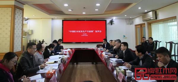 中山市大涌鎮(zhèn)接受由中國(guó)輕工聯(lián)合會(huì)和中國(guó)家具協(xié)會(huì)組織的專(zhuān)家考核驗(yàn)收組，對(duì)“中國(guó)紅木生產(chǎn)專(zhuān)業(yè)鎮(zhèn)”稱(chēng)號(hào)進(jìn)行復(fù)審考評(píng)。