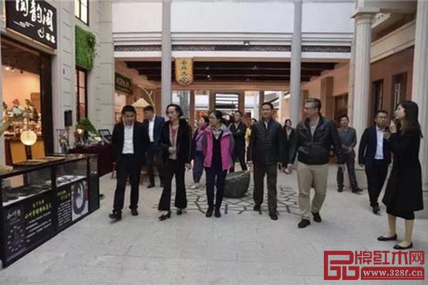  專家考評(píng)組在大涌紅博城進(jìn)行實(shí)地考察