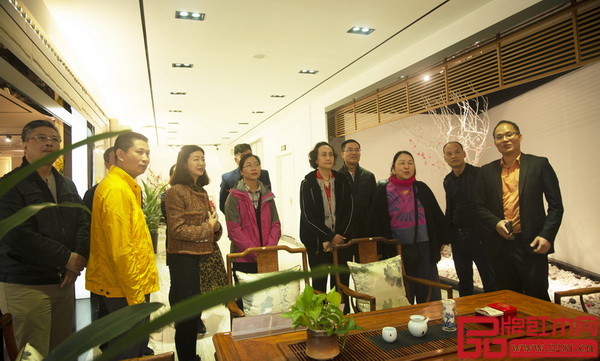 中國(guó)家具協(xié)會(huì)副理事長(zhǎng)張冰冰一行親臨紅古軒紅木考察