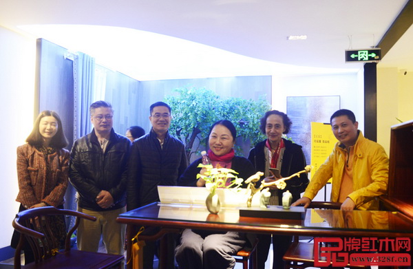 在廣東省家具協(xié)會(huì)會(huì)長(zhǎng)王克（左三）、紅古軒總經(jīng)理吳赤宇的陪同下，中國(guó)家具協(xié)會(huì)副理事長(zhǎng)張冰冰（右二）一行近距離品鑒紅古軒紅木家具