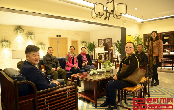 嘉賓團(tuán)一行落座紅古軒新中式紅木紅木家具