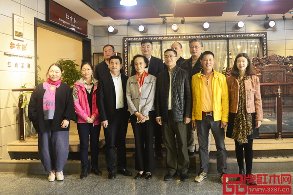 一眾嘉賓領(lǐng)導(dǎo)在紅古軒紅木大廈合影留念