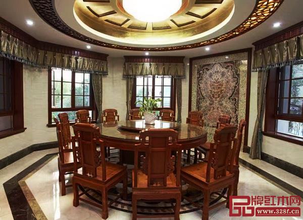 蔣楨全把對紅木的熱愛付諸于實踐,創(chuàng)立“萬盛宇”品牌,并用匠心鑄就眾多紅木精品 蔣楨全把對紅木的熱愛付諸于實踐,創(chuàng)立“萬盛宇”品牌,并用匠心鑄就眾多紅木精品