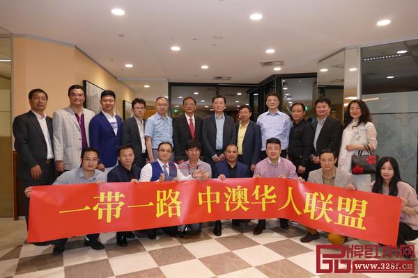 蔣楨全作為唯一的紅木企業(yè)家,隨李克強總理出訪澳大利亞、新西蘭國際峰會,推廣紅木文化 蔣楨全作為唯一的紅木企業(yè)家,隨李克強總理出訪澳大利亞、新西蘭國際峰會,推廣紅木文化