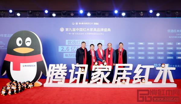 萬盛宇紅木董事長蔣楨全(右二)與東陽木材交易中心總顧問金海軍(右一)、東陽市市場監(jiān)督管理局副局長陸文獻(xiàn)(左一)、東陽經(jīng)濟開發(fā)區(qū)紀(jì)委書記陸耿暉(左二)、弘木傳媒CEO林偉華(左三)出席紅木行業(yè)盛典 萬盛宇紅木董事長蔣楨全(右二)與東陽木材交易中心總顧問金海軍(右一)、東陽市市場監(jiān)督管理局副局長陸文獻(xiàn)(左一)、東陽經(jīng)濟開發(fā)區(qū)紀(jì)委書記陸耿暉(左二)、弘木傳媒CEO林偉華(左三)出席紅木行業(yè)盛典