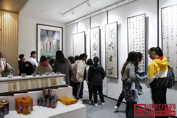 從東方花道藝術作品展示和插花體驗到藏茶藏香養(yǎng)生體驗、文創(chuàng)工藝品展覽等，吸引了眾多紅木家具愛好者